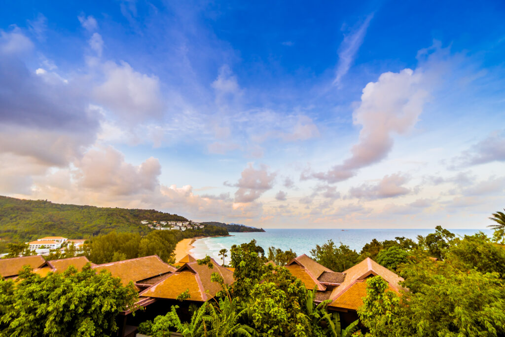 Villas construidas en medio de montañas y vistas al mar en Las Galeras, destacando el tipo de proyectos exclusivos que los inversores pueden desarrollar y disfrutar en este paraíso caribeño.